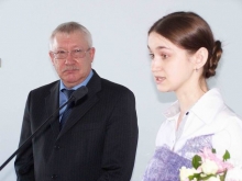 Олег Морозов вручил именную стипендию челнинской студентке-отличнице